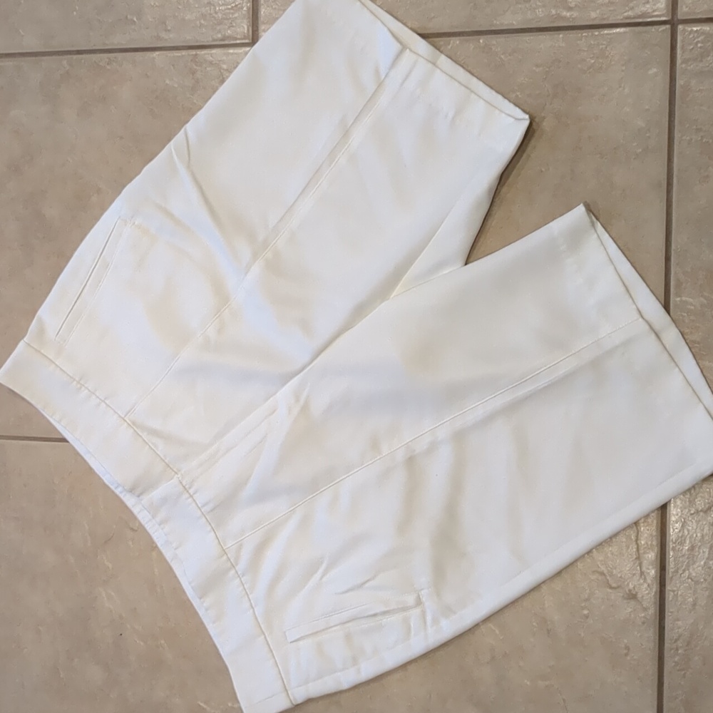 Women’s White IZOD Golf Athletic Shorts Size 16